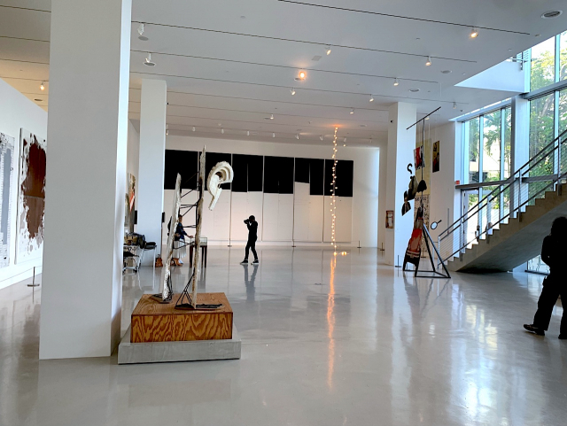 마이애미의 또 다른 메가 컬렉터인 드 라 크루즈 부부의 드 라 크루즈 컬렉션 (De la Cruz Collection)의 내부 모습이다. 복합문화공간인 디자인 디스트릭트 내 마이애미 ICA 미술관 (Institute of Contemporary Art Miami)바로 옆에 위치하고 있다.