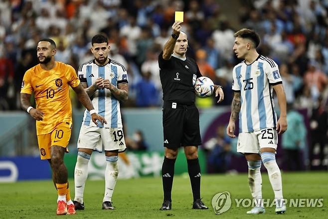 옐로카드를 꺼내는 주심 [로이터=연합뉴스]