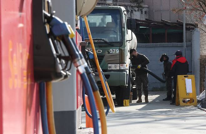 주화물연대의 총파업이 13일째로 접어든 6일 서울 한 주유소에서 군 관계자들이 저장고에 기름을 넣고 있다.(사진=연합뉴스)