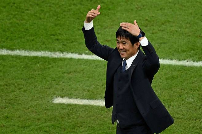 모리야스 하지메 일본 대표팀 감독이 2일 열린 2022 FIFA 카타르월드컵 E조 조별리그 스페인과 최종전에서 2-1로 승리한 뒤, 일본 관중들을 향해 하트를 그려보이고 있다.(사진=AFPBBNews)