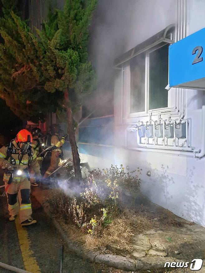 11일 오전 1시8분쯤 충북 옥천군 옥천읍 마암리 한 아파트 1층에서 불이 났다. (옥천소방서 제공)