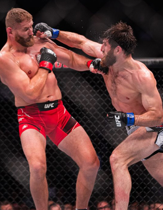 얀 블라호비치(왼쪽)와 마고메드 안칼라에프가 11일(한국시간) 미국 네바다주 라스베이거스 티모바일 아레나에서 열린 ‘UFC 282: 블라호비치 vs 안칼라에프’ 메인 이벤트에서 펀치를 주고받고 있다. 사진 | UFC