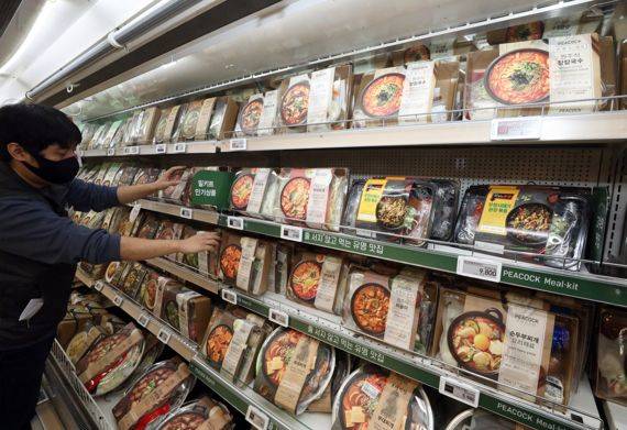 이마트 매장에서 직원이 친환경 패키지로 포장한 밀키트를 진열하고 있다. 이마트 제공