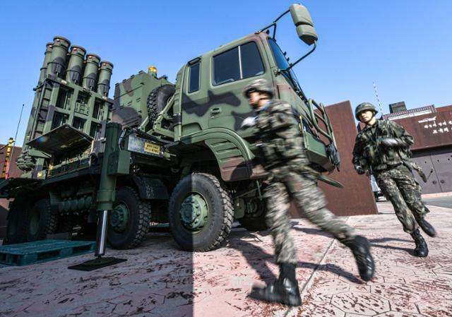 지난 10월 27일 실시된 '전구탄도탄 대응훈련'에서 작전요원들이 한국산 중고도 대공유도무기체계 '천궁-Ⅱ' 발사대로 신속하게 이동하고 있다. 공군 제공