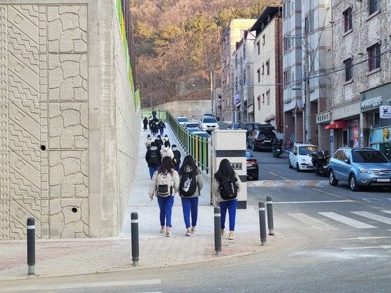 지난 5일 대구 달서구 이곡중학교 앞에 통학로가 조성된 모습. 학교부지를 활용해 만든 통학로다. 사진 대구시교육청