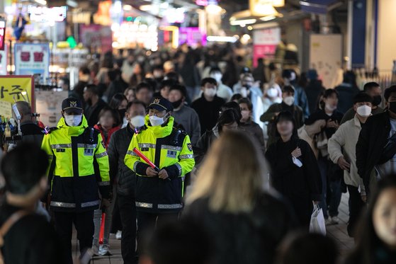 2023학년도 대학수학능력시험일인 지난달 17일 오후 서울 마포구 홍대거리가 북적이는 가운데 경찰들이 인파 관리를 위해 순찰을 돌고 있다. 뉴스1