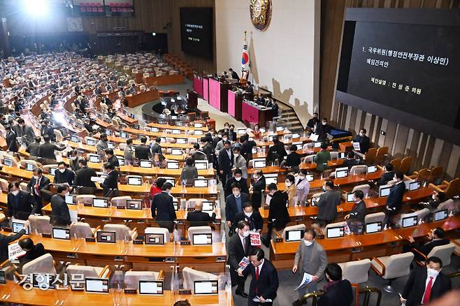 11일 국회  본회의장에서 이상민 행정안전부 장관 해임건의안이 상정되어  표결에 들어가자 국민의힘 의원들이 자리에서 일어나 집단 퇴장하고 있다. 김창길 기자