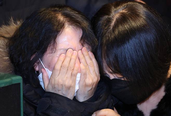 Parents of the victims killed in the crowd crush in Itaewon on Oct. 29 weep during a press conference on Saturday in Seoul. (Yonhap)