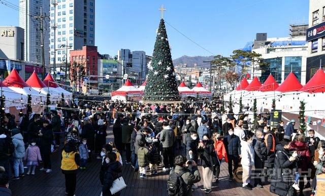 11일 서울 성북구 성북천 분수마루에서 열린 제11회 유러피언 크리스마스 마켓이 시민과 외국인들로 북적이고 있다.