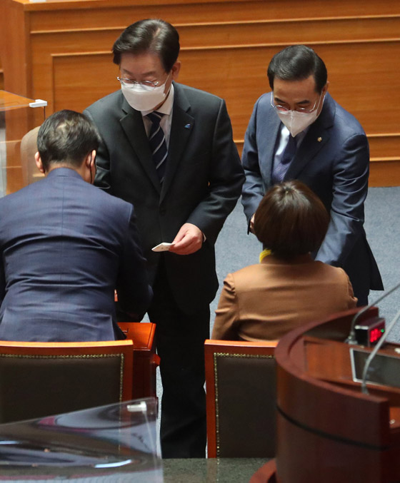 이재명(왼쪽) 더불어민주당 대표와 박홍근 원내대표가 11일 오전 국회 본회의에서 이상민 행정안전부 장관 해임건의안에 투표하고 있다. 뉴시스