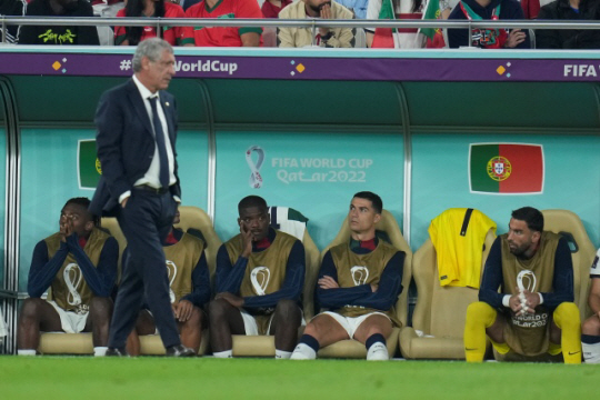 페르난두 산투스 포르투갈 감독(왼쪽 두 번째)와 크리스티아누 호날두(왼쪽 네 번째)가 11일 오전(한국시간) 카타르 도하의 앗수마마 스타디움에서 열린 모로코와 2022 카타르월드컵 8강 도중 서로 다른 방향으로 경기장을 지켜보고 있다. AP뉴시스