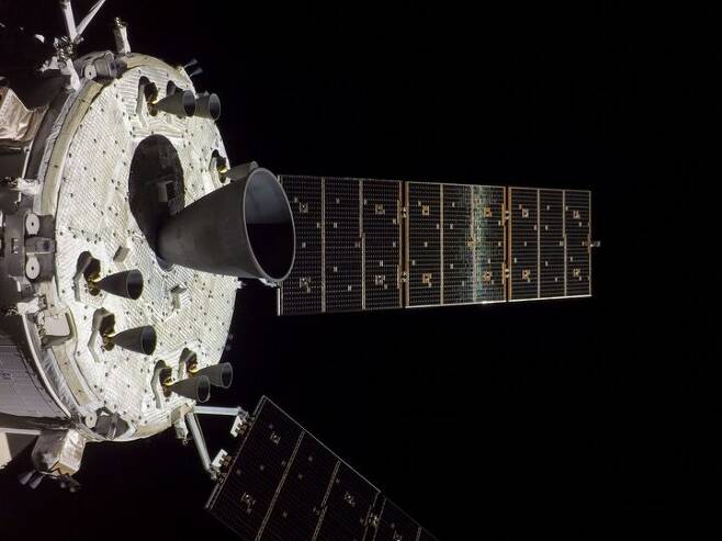 나사의 달 탐사선 오리온이 비행 22일차인 지난 7일 촬영한 모듈 엔진. (사진=나사) *재판매 및 DB 금지