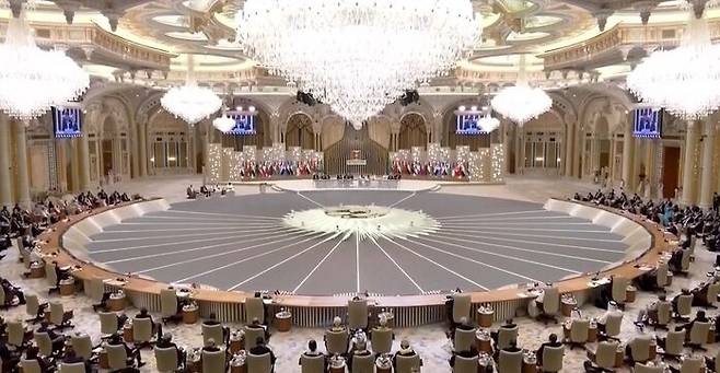 제1회 중국·아랍 정상회의 모습. 중앙에 시진핑 주석과 빈 살만 사우디 왕세자 등이 앉아 있다.