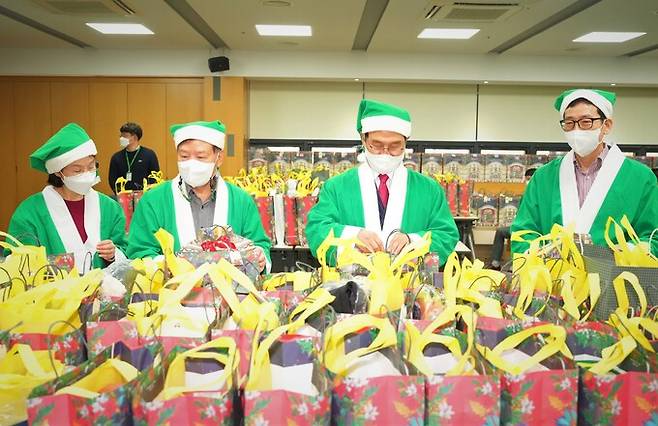 박상돈(오른쪽 두번째) 천안시장이 9일 천안시 신부동 신세계 스마일아카데미에서 저소득층 어린이들을 위한 선물 포장봉사활동에 참여했다. 아라리오 제공