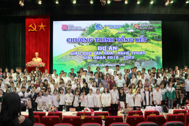 문화예술교육 ODA베트남사업 10년을 기념한 통합결과발표회에 참여한 베트남 라오까이성 3개 도시 학교의 학생들이 단체 사진을 촬영하고 있다. /사진제공=한국문화예술교육진흥원