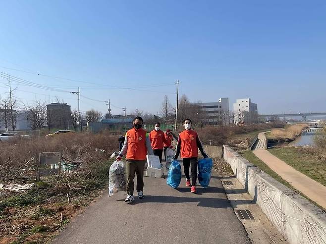 국내 외국인 근로자들과 마을 쓰레기 줍기 활동하는 유용필 경사 [유용필 경사 제공. 재판매 및 DB 금지]