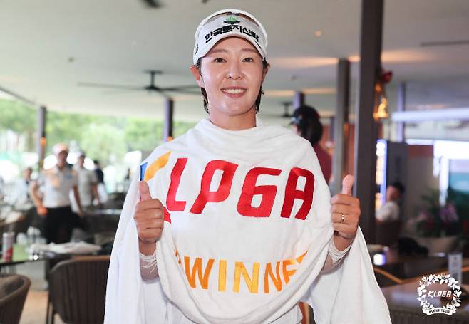 박지영이 11일 KLPGA 투어 하나금융그룹 싱가포르 여자오픈 우승 확정 후 포즈를 취하고 있다.(사진=KLPGA 제공)