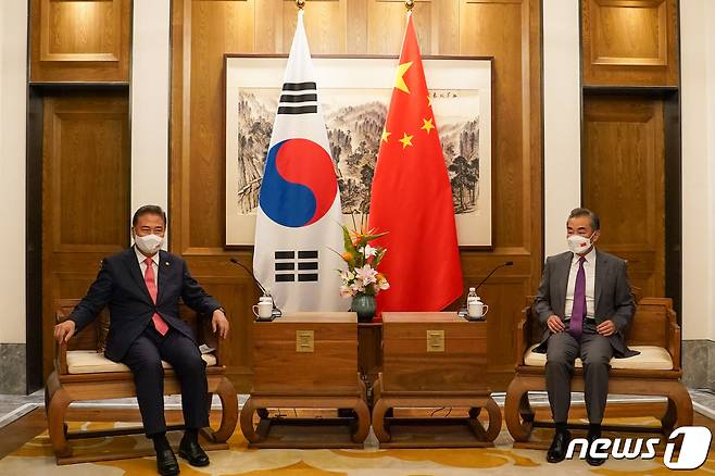 박진 외교부 장관(왼쪽)과 왕이 중국 외교부장. (외교부 제공) 2022.8.9/뉴스1 ⓒ News1 임세영 기자