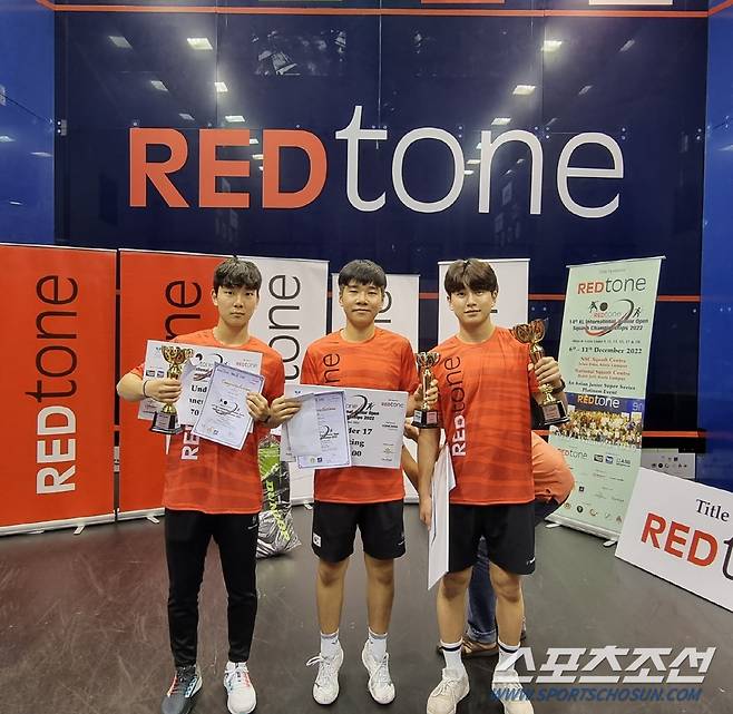 REDtone KL 국제 주니어 오픈대회 남자 17세이하부 입상자(왼쪽부터 오서진, 류정욱, 나주영). 사진제공=대한스쿼시연맹.