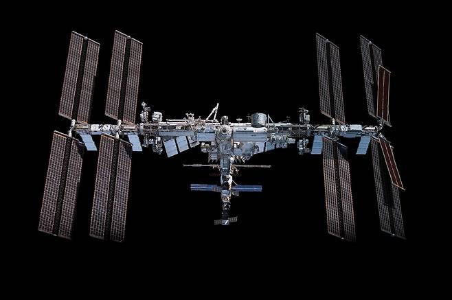 지구에서 파견된 우주인을 싣고 지상에서 400km 상공의 궤도를 돌고 있는국제우주정거장(ISS). 2030년 임무가 종료될 것으로 예상되는 가운데 미국과 러시아는 새로운 우주정거장 확보 작업에 착수했다. 사진은 스페이스X의 유인 우주선 크루 드래건이 2021년 11월 8일  ISS에서 하모니 모듈이 분리된 직후 촬영한 것이다. /NASA
