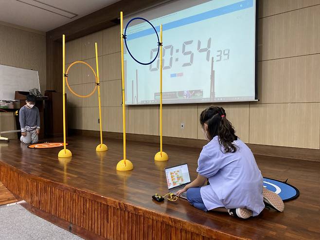 이티에듀와 서울교대 인공지능교육연구센터가 최근 개최한 드림하이 미래교육 캠프-코딩드론에 참가한 학생이 블록코딩으로 드론을 조정하고 있다.