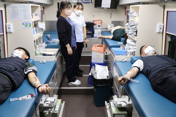 ▲부산국세청 직원들이 12일 청사 1층 야외에 마련된 이동헌혈 차량에서 헌혈을 하고 있다. /사진=부산지방국세청