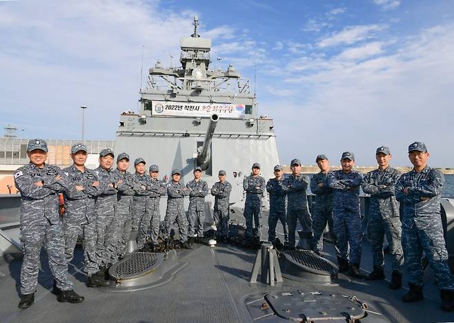 해군은 해군 1함대사령부 소속 강원함이 '2022년 해군 포술 최우수 전투함'으로 선정됐다고 12일 밝혔다. 사진은 2022년 해군 포술 최우수 전투함으로 선발된 1함대사령부 강원함 전투체계부 장병들이 기념 촬영하고 있다. 사진=해군 제공