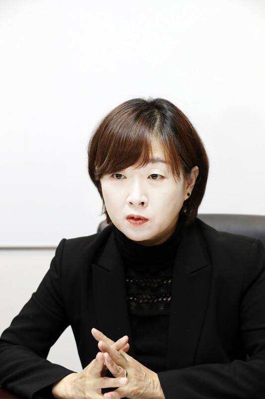 국가인권위원회 비상임위원 김수정 변호사가 6일 오전 서울 서초구 서초동 법무법인 지향에서 〈한겨레〉와 인터뷰를 하고 있다. 김명진 기자 littleprince@hani.co.kr