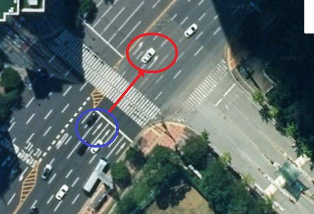 광교사거리에서 도청로삼거리까지 구간 중 노면에 직진표시(파란색 원)가 횡단보도를 지나자 갑자기 좌회전 표시(빨간색 원)로 바뀌었다. 다음카카오맵 캡처