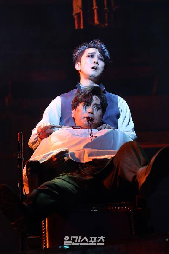 배우 강필석이 6일 오후 서울 송파구 샤롯데씨어터에서 열린 뮤지컬 '스위니토드' 프레스콜에 참석해 하이라이트 시연을 하고 있다. 뮤지컬 '스위니토드'는 19세기 영국 런던을 배경으로 젊고 능력있는 이발사 '벤자민 파커'가 억울한 누명을 쓰고 15년간의 옥살이를 한 후 세상을 향해 치밀한 복수를 하는 내용이다. 오는 3월 5일까지 샤롯데씨어터에서 공연 할 예정이다. 서병수 기자 qudtn@edaily.co.kr /2022.12.06