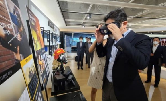 이재용 삼성전자 회장이 지난 2020년 7월 삼성전자 경기 수원사업장에 위치한 'C랩 갤러리'를 찾아 의료용 VR 기기 '릴루미노' 기술을 체험하고 있다. [사진=삼성전자]