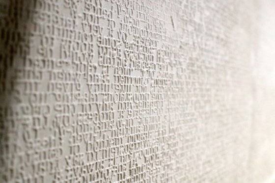 신작 캔버스를 덮은 표면의 클로즈업 모습. 루드비히 비트겐슈타인의 책에서 발췌한 문구가 새겨져 있다. [뉴시스]