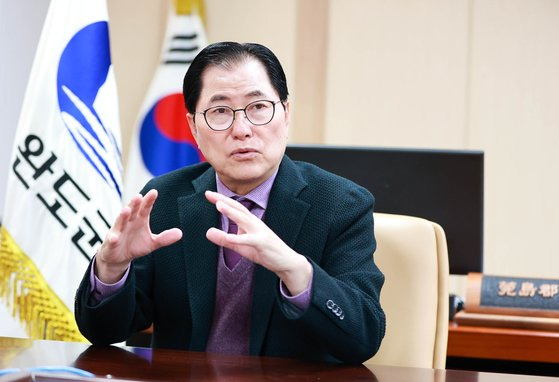 신우철 전남 완도군수가 지난 5일 세계 최초로 국제해조류박람회를 연 배경과 완도산 수산물의 생산량이 월등한 원인 등을 설명하고 있다. 프리랜서 장정필