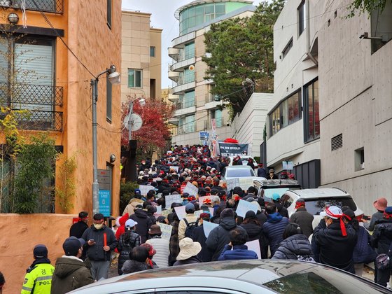 지난 26일 서울 용산구 한남구 주택가에 강남구 은마아파트 주민들이 GTX-C 노선 관련 집회를 열고 있다. 중앙포토