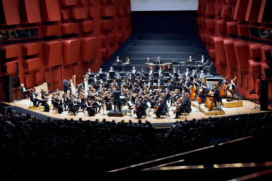 이달 내한 공연을 갖는 스트라스부르 필하모닉 오케스트라. 프랑스와 독일의 중간 지역이어서 연주에서 양국의 특성이 고루 드러난다. 사진 라보라 예술기획