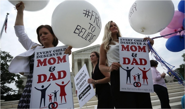 동성혼에 반대하는 단체가 미국 워싱턴 대법원 인근에서 시위하고 있다. 뉴욕타임즈 캡처