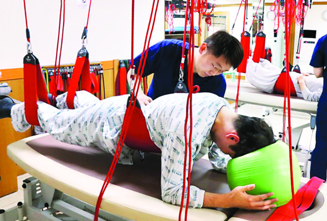 척추수술 환자들이 슬링을 이용해 재활치료를 받는 장면. 세란병원 제공