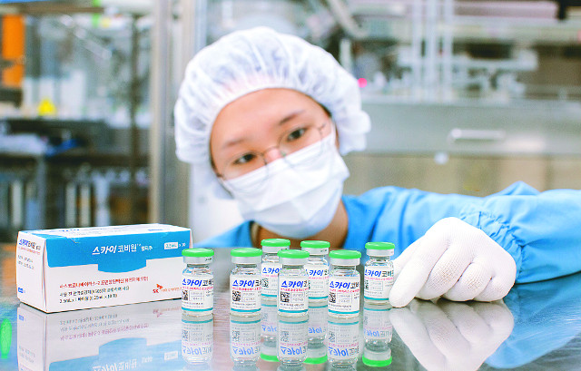연구원이 '국산 1호' 코로나 백신 완제품을 살펴보고 있는 장면. SK바이오사이언스 제공