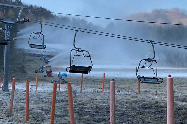 [평창=뉴시스] 김경목 기자 = 영하의 날씨로 떨어진 4일 오전 강원 평창군 대관령면 용평리조트에서 스키장 슬로프에 제설기를 이용해 인공 눈을 살포하고 있다. 용평리조트는 오는 25일에 스키장을 개장할 계획이다. (사진=㈜HJ매그놀리아용평호텔앤리조트 제공) 2022.11.04. *재판매 및 DB 금지