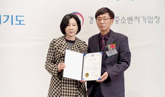 박은영 엔에스티바이오 대표(사진 왼쪽)가 '2022 경기도 수출기업인의 날' 시상식에서 산업통상자원부 장관상을 수상하고 김한식 경기지방중소벤처기업청장과 기념 촬영 중이다 /사진제공=엔에스티바이오