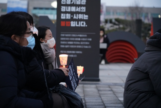 ▲이태원참사를 추모하는 촛불집회에 참석한 시민들. ⓒ프레시안 (이상현)