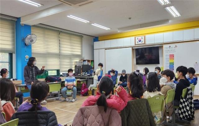 지난달 서울 영등포구 문래초등학교에서 학생들이 ‘행복 다누리 교실’에 참여하고 있다.영등포구 제공