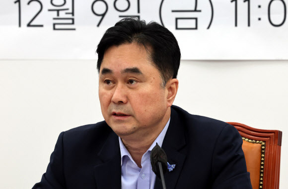 지난 9일 오전 서울 여의도 국회에서 열린 더불어민주당 김진태발 금융위기사태 진상조사단 활동 결과 관련 기자간담회에서 김종민 의원이 발언하고 있다.연합뉴스