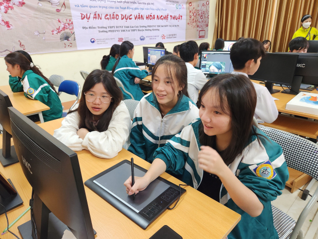 문화예술교육 ODA 베트남 사업의 일환으로 진행된 뉴미디어 수업에서 학생들이 다양한 디지털 기기로 미디어아트를 경험하고 있다. /사진제공=한국문화예술교육진흥원