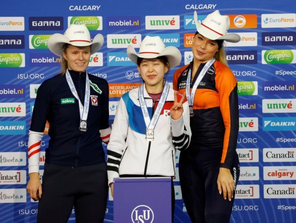 김민선(가운데). 사진출처 | 국제빙상경기연맹 홈페이지
