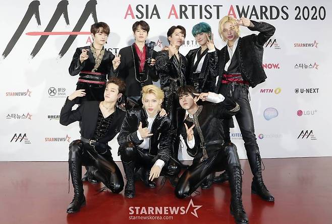 그룹 스트레이 키즈가 28일 마이뮤직테이스트에서 중계된 2020 Asia Artist Awards(2020 아시아 아티스트 어워즈, 2020 AAA)에서 'AAA 베스트 뮤직비디오' 상을 수상한 뒤 포즈를 취하고 있다. 스타뉴스가 주최하고 AAA 조직위원회가 주관하는 AAA는 어디에서도 보지 못했던 새로운 무대를 선보이며 전 세계 팬들의 눈과 귀를 사로잡아 명실상부 NO.1 글로벌 시상식으로 거듭났다. /사진=김창현 기자 chmt@