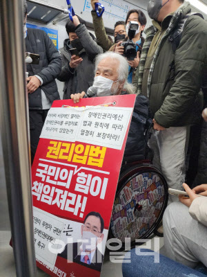박경석 전장연 상임대표가 13일 오전 서울 지하철 4호선에서 지하철 선전전을 진행하고 있다.(사진=황병서 기자)
