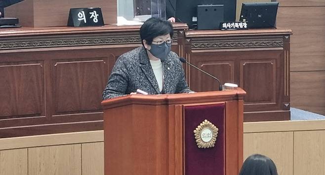 국민의힘 김미나 경남 창원시의원이 13일 오후 열린 제120회 시의회 제2차 본회의에서 공식 사과 발언을 하고 있다. 사진=연합