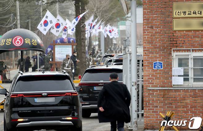 방탄소년단(BTS) 진이 13일 경기도 연천군 육군 5사단 신병교육대로 미리 등록된 차량을 타고 들어가고 있다. 2022.12.13/뉴스1 ⓒ News1 권현진 기자