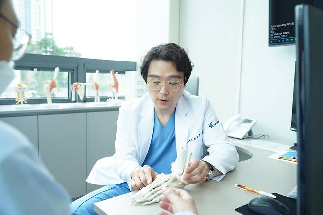 최홍준 원장의 진료 모습.